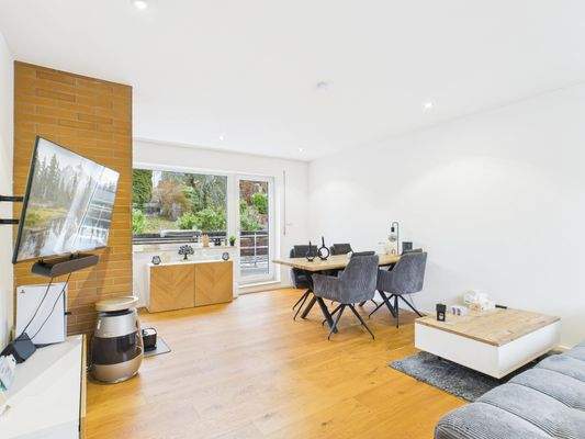 Wohnzimmer mit Blick zum Balkon