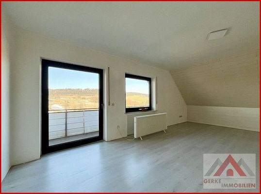 Wohnzimmer mit Balkon