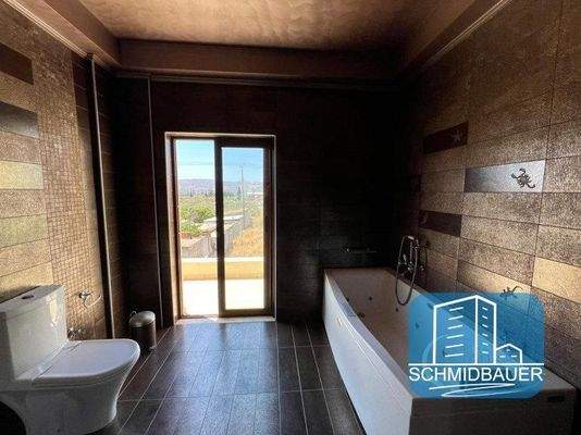 Kreta, Kapariana: Freistehendes Haus mit großem Garten am Ortsrand bei Mires