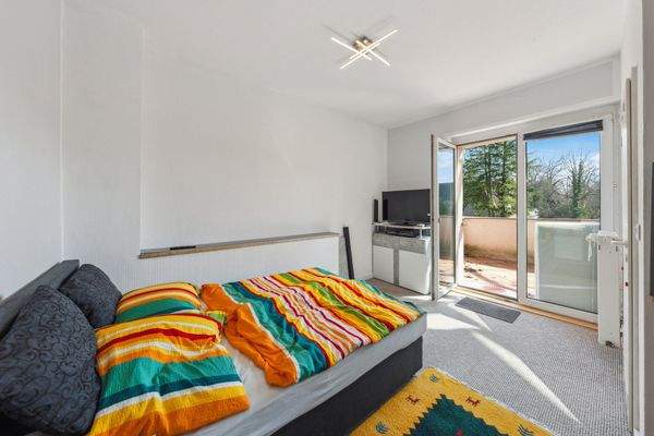 Schlafzimmer erstes Obergeschoss mit großem Südbalkon
