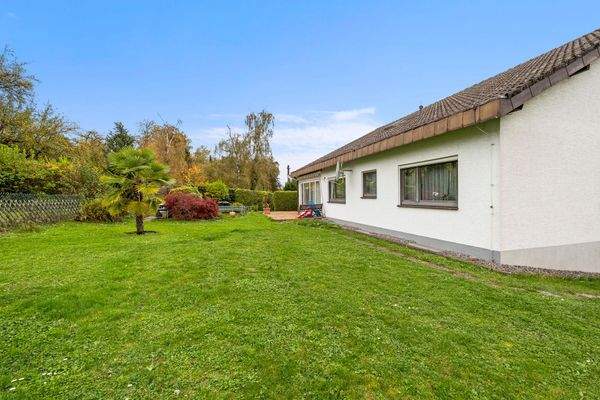 schönes, nahezu ebenes Grundstück mit Teich