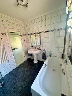 Bad im EG mit Glastüre