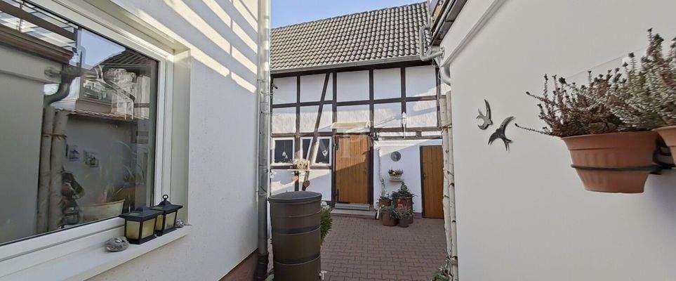 Hofansicht mit Blick Zugang zum Nebengebäude