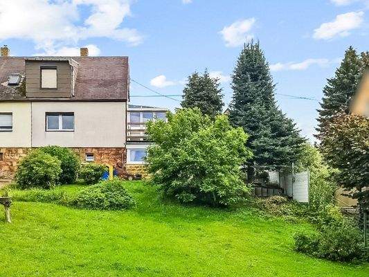 Blick vom Garten auf das Haus