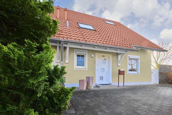 Außenansicht mit Zufahrt