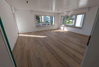 Lichtdurchflutetes Wohnzimmer