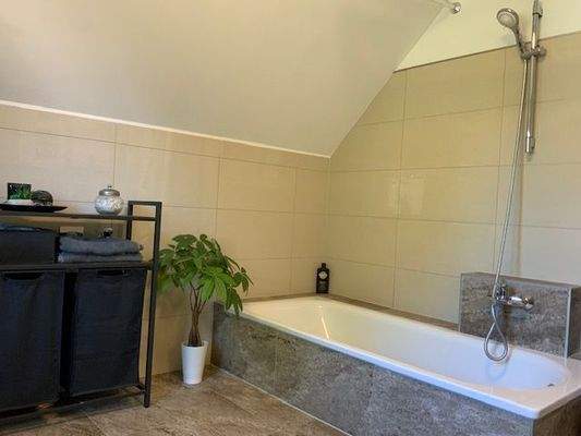 Badezimmer im Dachgeschoss mit Wanne