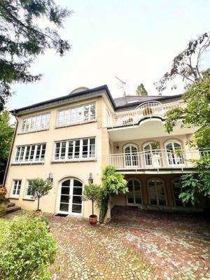 Hausansicht mit Hofbereich