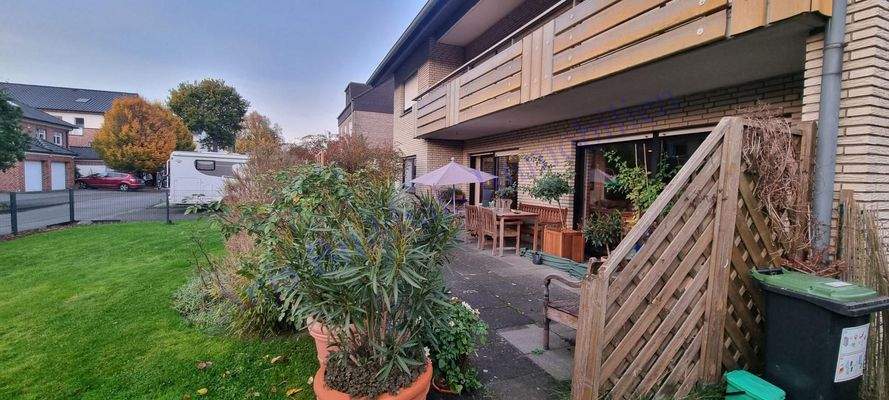 Terrasse und Vorgarten