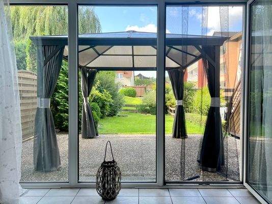 Blick aus dem Wohnzimmer in den Garten