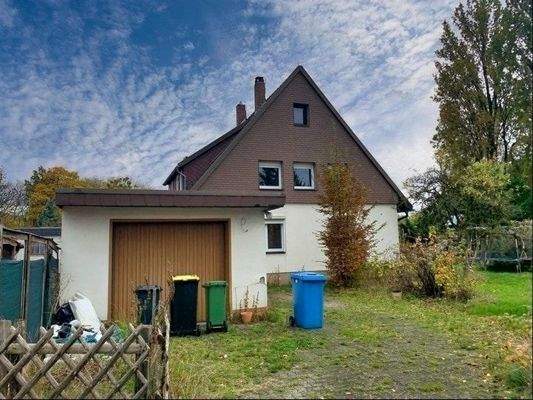 West-Ansicht mit Garage