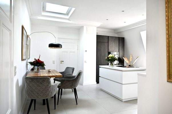 Designer Eingangs-, Wohn- und Küchenbereich