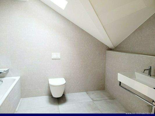 Modernes Tageslichbad mit Wanne und Waschbecken