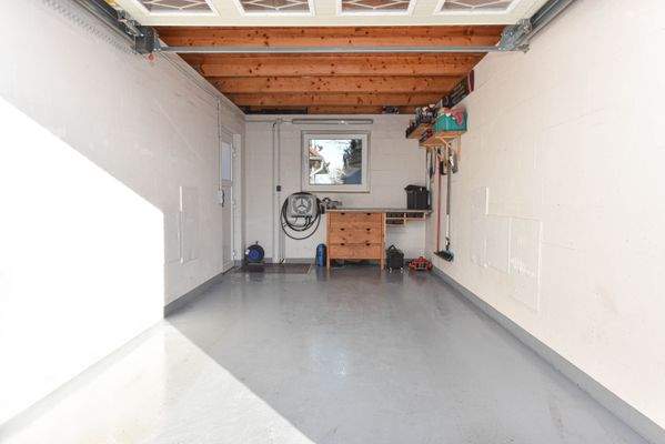 Innenansicht Garage mit Wallbox & Sektionaltor