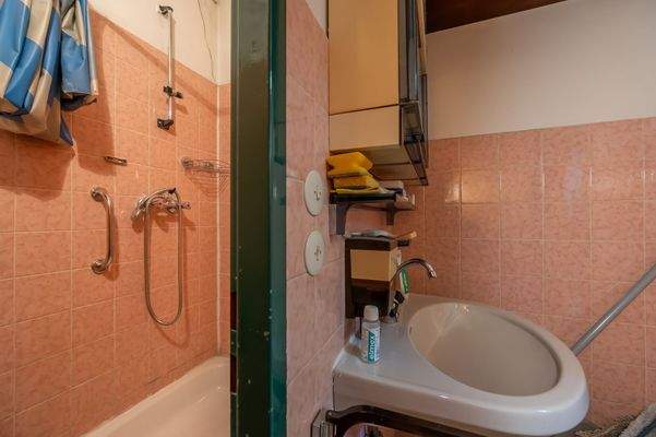 Dusche mit Waschbecken 