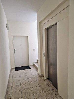 Eingangsbereich mit Fahrstuhl.jpg