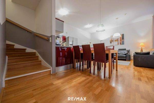 Zugang zum Obergeschoss neben Wohnküche