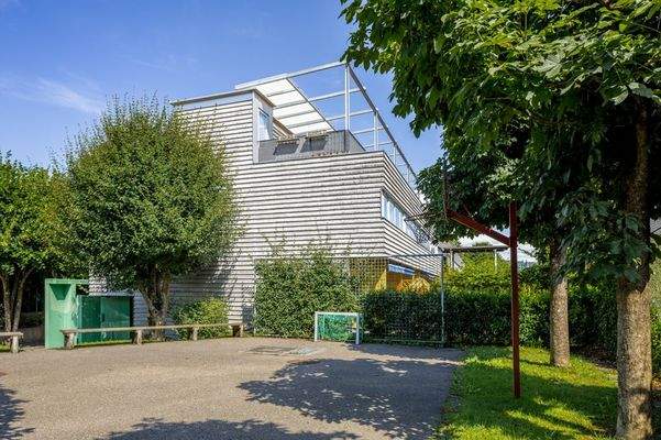 Außenansicht mit Spielplatz