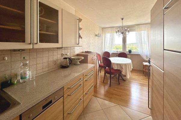 Küche zum Essbereich