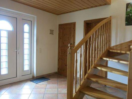 Ihr Flur mit schöner Treppe ins OG