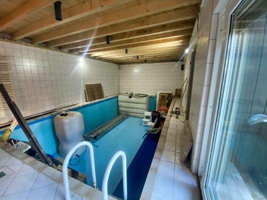 Poolhaus mit neuem Dach, derzeit unbenutzt