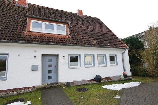 Hauseingang und Stellplätze.JPG