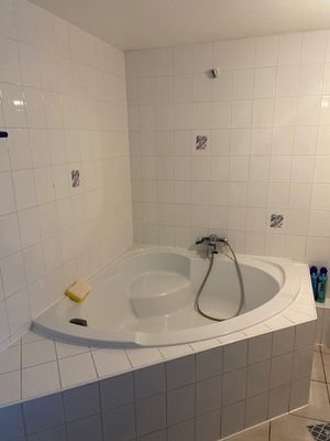 sehr schicke Eckbadewanne