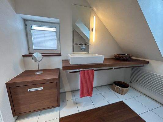 Das gemütliche kompakte Bad im DG