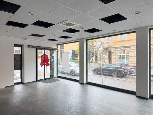 Schaufenster und Automatiktür