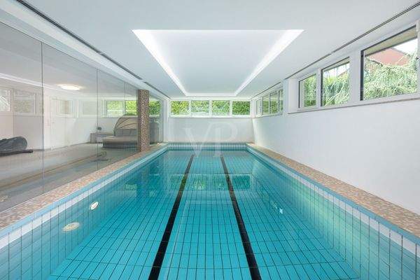 Schwimmbad mit Ruhebereich