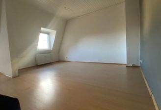 Wohnzimmer mit viel Licht