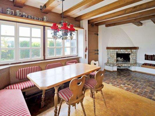 Gemütliches Esszimmer mit Kamin
