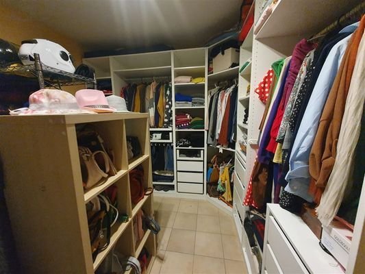 Schlafzimmer 2 - begehbarer Kleiderschrank