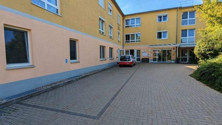 Behindertenparkplatz direkt vor Tür