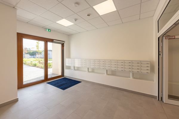 Hauseingang mit Briefkastenanlage