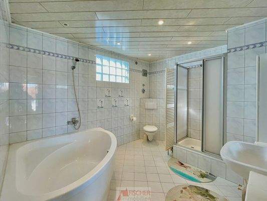 Bad mit Wanne und Dusche