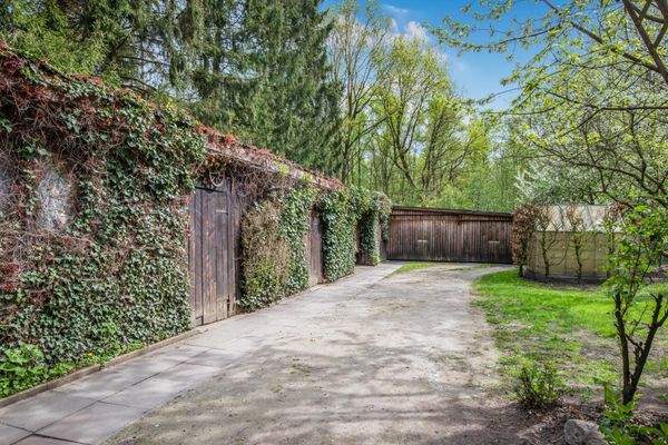 Zufahrt mit Schuppen