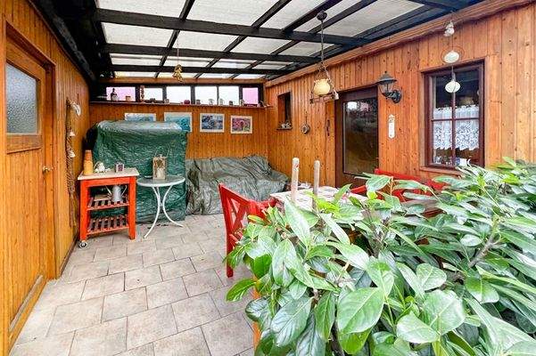 Terrasse zwischen Wohnhaus und Gartenhäuschen