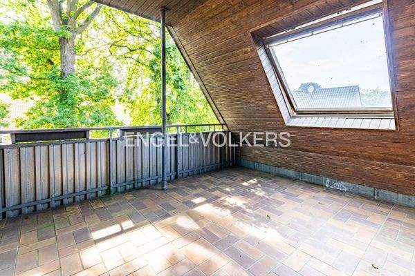 Überdachte Loggia mit Blick ins Grüne