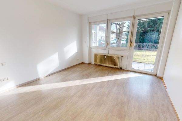 Schlafzimmer mit großem Einbauschrank und Zugang zur Terrasse