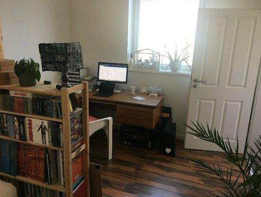 Helles Arbeitszimmer