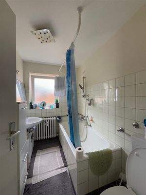 Bad mit Badewanne und WC