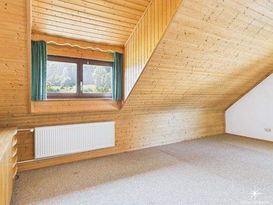 großes Zimmer im 1. Stock