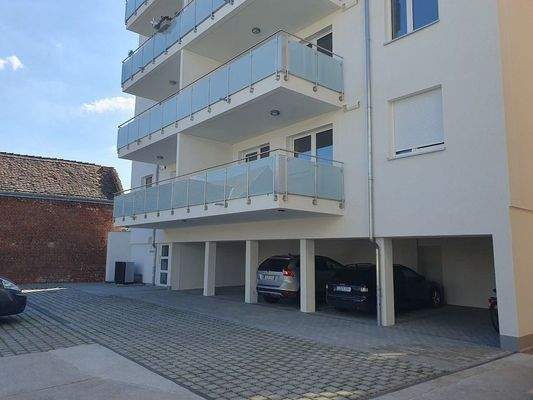 Rückansicht mit Stellplätzen