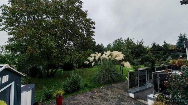 Gartenansicht mit 3 Gartenhäuser