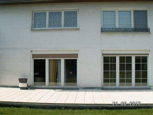 Hinteransicht mit Terrassen.JPG