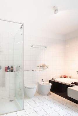 Eines von drei Bädern