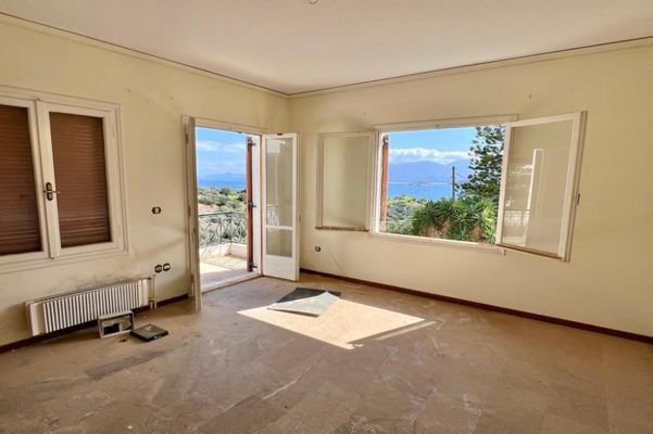 Kreta, Agios Nikolaos: Geräumiges Haus mit Meerblick in begehrter Lage zu verkaufen