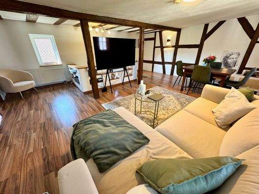 B12 Wohnzimmer Bild 2 Vorderhaus.jpg