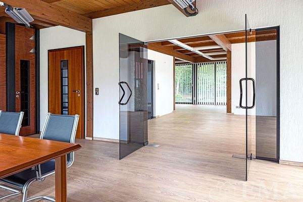 Konferenzraum mit Zugang zu weiteren Büroräumen